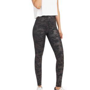 Spanx Look At Me Now Seamless Leggings Size XL Black Camo Print Shapewear Chic